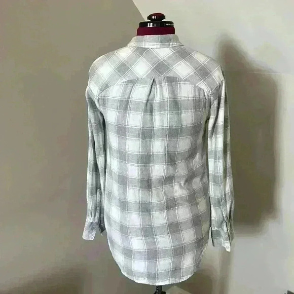 Slightly used plaid shirt - Picture 4 of 6